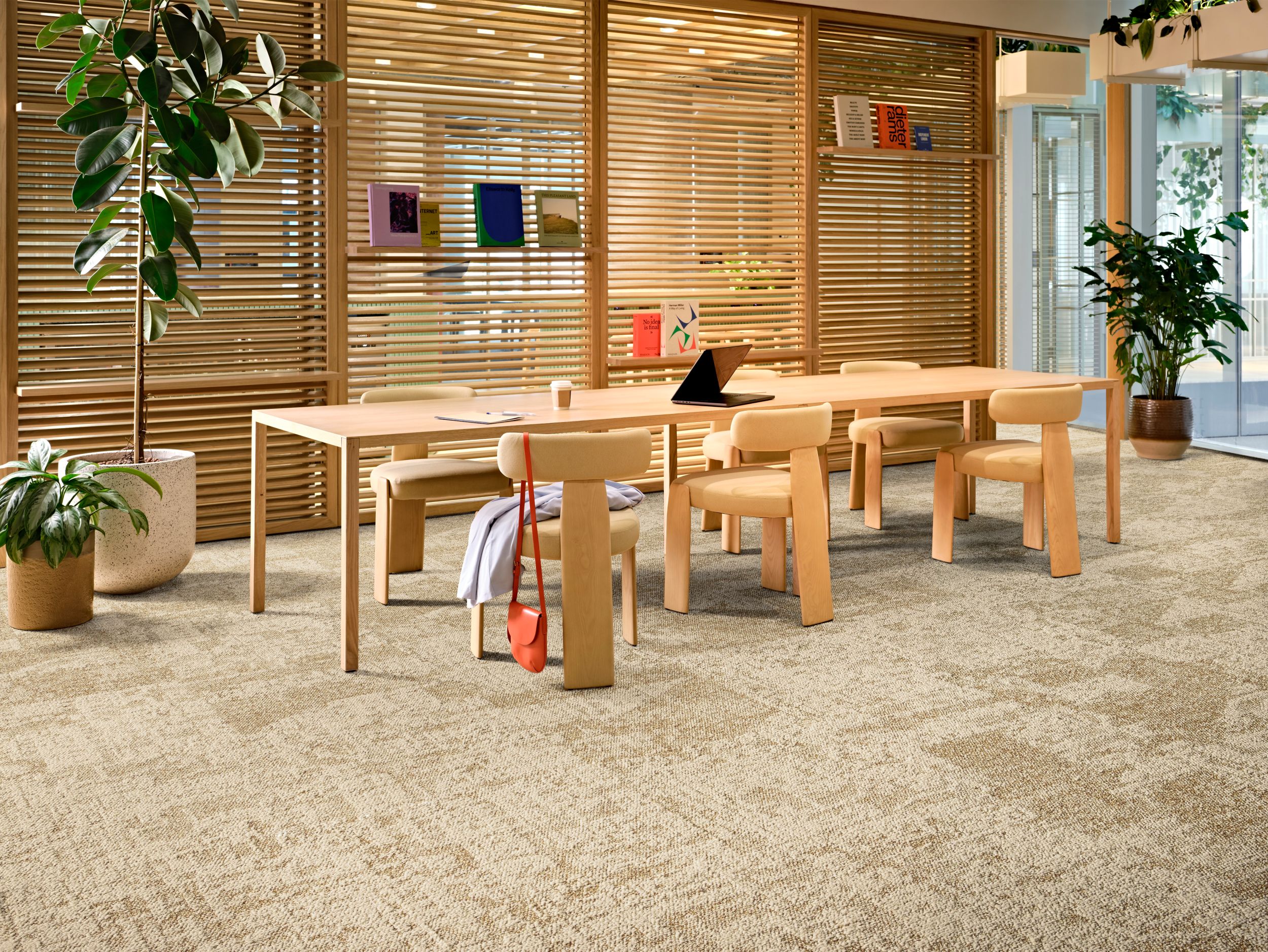 Interface In Motion and Shift Point carpet tile in workplace meeting room Bildnummer 5